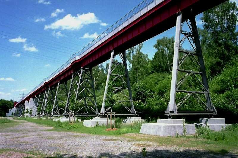 Radweg Erzbahntrasse (30. Mai 2007). Als die Erzbahn zu Beginn des vorigen Jahrhunderts gebaut wurde, war schon eine dichte Verkehrs-Infrastruktur vorhanden. Deshalb musste man gewissermaen in die erste Etage ausweichen. Die Bahn wurde auf hohen Dmmen mit zahlreichen Brcken gebaut, von denen die Brcke Nr. 9 ( Pfeilerbahn ) an der Grenze zwischen Gelsenkirchen und Herne die spektakulrste ist.