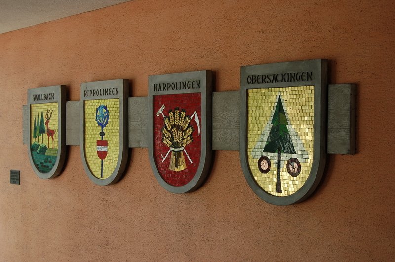 Rathaus - Am Hintereingang sind die Wappen der 4 Ortsteile zu sehen, die zum Teil 6-8 km vom Stadtkern entfernt liegen. 30.9.2006
