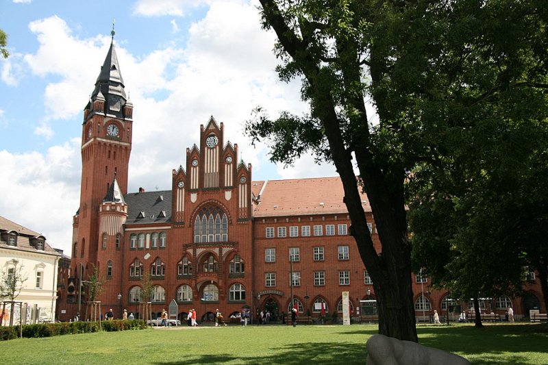 Rathaus Kpenick: Das heutige Rathaus wurde 1904 an Stelle eines lteren gesetzt und bis 1939 erweitert. Es hat einen 54m hohen Turm und zwei Halbrundtuerme die den Portalvorbau flankieren. Die Schaufront wird durch einen dreiachsigen Risalit bestimmt. Dieser wird durch einen Ziergiebel bekrnt. Neben roten Klinker kamen auch Form und Glasursteine zum Einsatz. Dem Hauptmann v.K. ist 1996 vor dem Rathaus ein Denkmal gesetzt worden. Wie die Spandauer fhlen sich auch die Kpenicker nicht als „Berliner“ da ihre Stadt schon 1209 erwhnt wurde und somit lter als Berlin ist- trotzdem wurde sie 1920 als 16.Bezirk geschluckt.