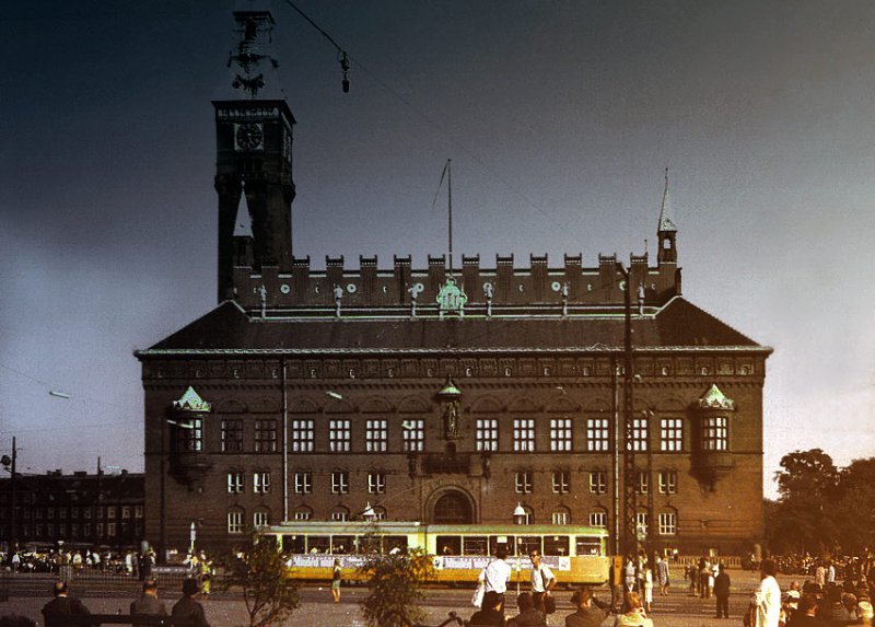 Rathaus Kopenhagen. Im Vordergrund ist noch eine Srassenbahn zu erkennen. Ob heute noch ein Straßenbahnnetz existiert, weiß ich leider nicht!
Aufnahme 1966
