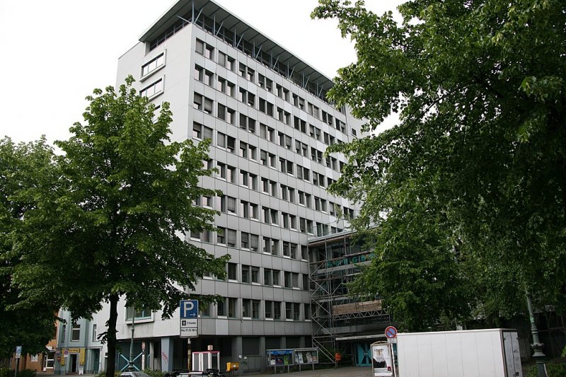 Rathaus Kreuzberg: Erst 1954 gebaut hebt es sich natuerlich von den anderen sehr reprsentativen Rathusern Berlins ab. Ein schmuckloser Hochbau durch den Sulenbau am Fusse und das abgesetzte Dach auffllt. Es ist heute eigentlich kein Rathaus mehr, da das Brgermeisterbro nun im Bezirk Friedrichshain liegt (im Jahre 2000 entschied man das tatschlich durch einen Mnzwurf mit einer 5 DM Mnze). 