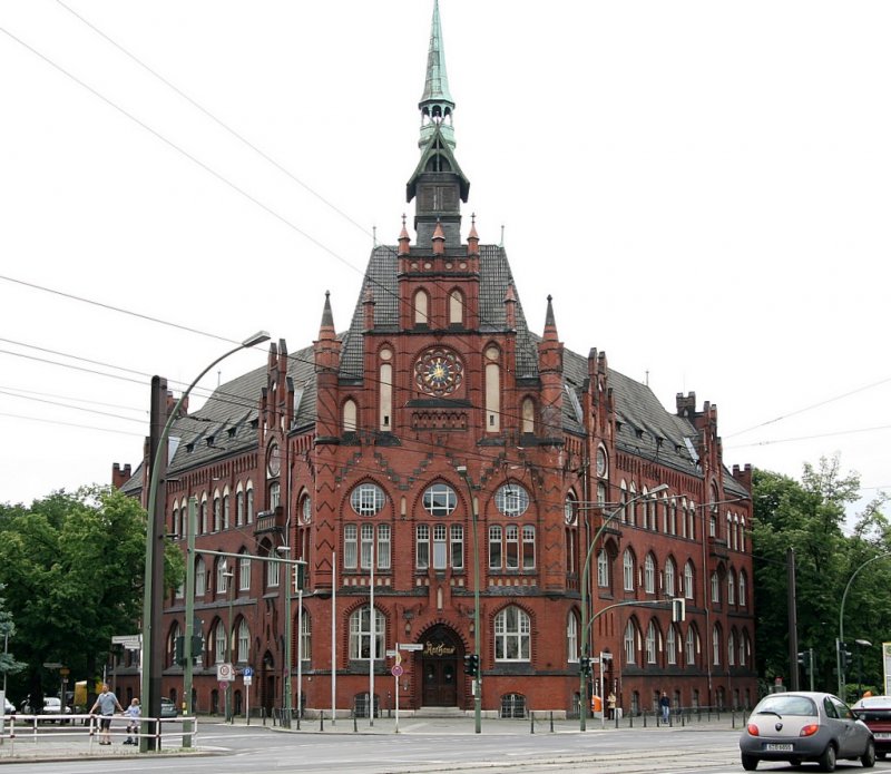 Rathaus  Lichtenberg: Das neogotische Haus wurde 1898 von Ernst Kippling gestaltet. Es befindet sich  exponiert am Kreuzungspunkt von 5 Strassen im spitzen Winkel zweier Strassen. Dementsprechend hat es auch einen spitzwinkligen Grundriss. Der Giebel der Uhr wird von 2 Trmchen flankiert, die beiden Lngsseiten werden durch zwei Risalite mit Balkonen und Giebel gegliedert.