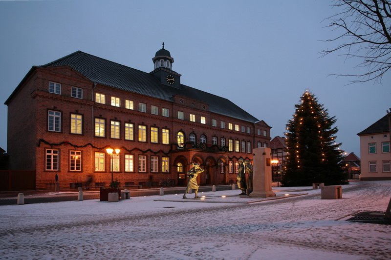 Rathaus mit Rathausplatz kurz vor Sonnenaufgang. 07.01.2009