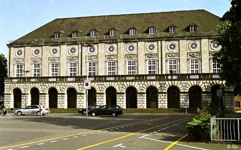 Rathaus von Mlheim an der Ruhr, 1911 - 15 nach Plnen von Hans Gromann und Arthur Pfeifer erbaut (4. Juni 2007). Von dem umfangreichen Gebudekomplex ist hier die Reprsentations-Fassade zum Rathausmarkt zu sehen. 