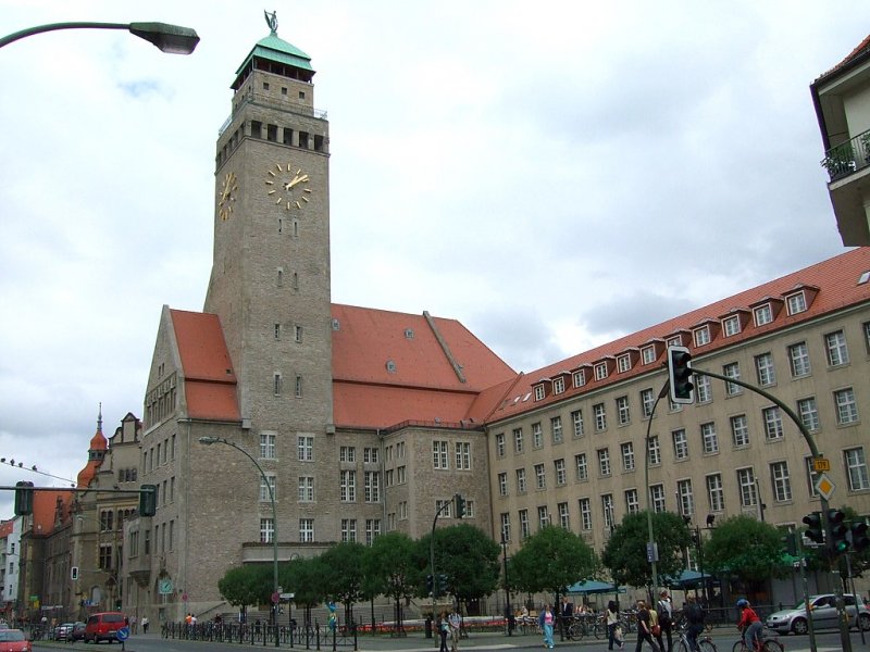 Rathaus Neuklln: Ein bis 1909 gebautes Haus von R.Kiehl, das einen hohen stadbildprgenden Turm besitzt, der damals fr die noch selbstaendigen Stdte reprsentative Funktion hatte (siehe auch Rath.Charlottenburg). Der 4-5geschossige Krper hat gestaffelte Giebel und ist mit grossen Werksteinplatten verkleidet. Der Verwaltungstrakt mit den Bros liegt in den ruhigen Seitenstrassen whrend die Front zur Karl Marx Str. hinweist.