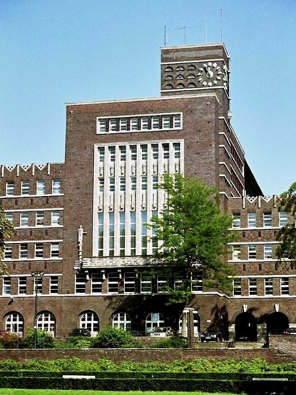 Rathaus von Oberhausen, Westfassade (23. August 2007). Erbaut 1927 - 30 nach Plnen des Stadtbaumeisters Ludwig Freitag. Einfluss des Expressionismus, deutlich erkennbar an den gezackten Verzierungen und der Strukturierung der Ziegelflchen.  ...eines der spannendsten Rathuser in der alten Bundesrepublik  (Roland Gnter, Im Tal der Knige)