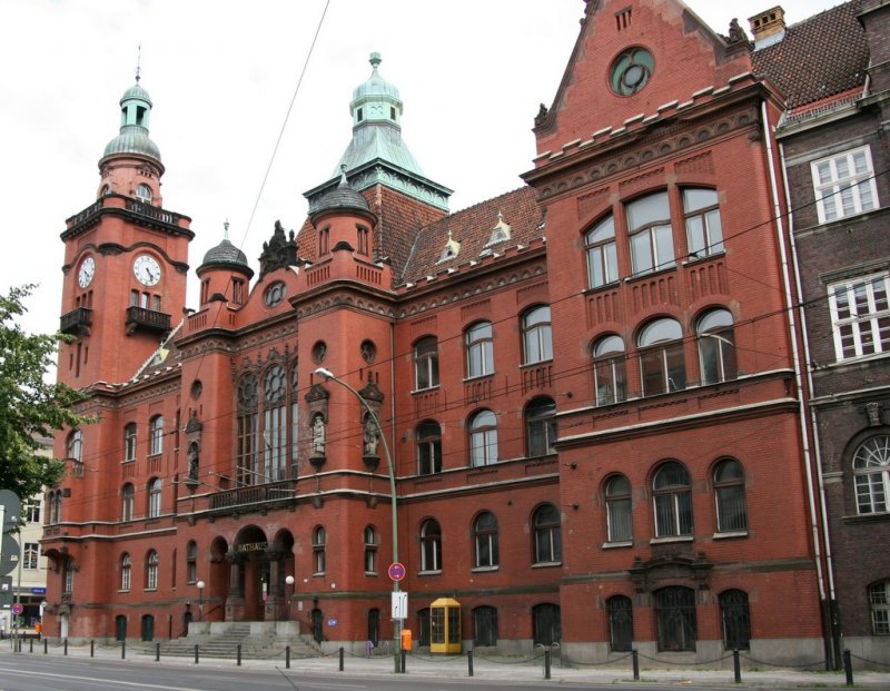 Rathaus Pankow: Ein sehr schnes 1903 fertig gestelltes Klinkerbau-Jugendstilgebude, welches aber auch teilweise an die wilhelminische Aera erinnert. Interessant sind die Figuren in den Fassadennischen, die die Brgertugenden Arbeit, Gerechtigkeit, Mildtaetigkeit und Treue darstellen. Im Krieg wurde eine Figur zerstrt was den Schriftsteller Knobloch zur mehrdeutigen Aussage veranlasste „Im Krieg kam uns eine Tugend abhanden“. Diese wurde erst 1987 ersetzt (es ist die hellste unter den vieren).