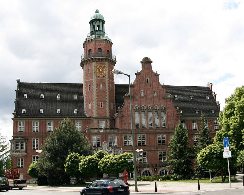 Rathaus Reinickendorf: In Wittenau steht das Rathaus Reinickendorf;  es wurde 1911 vom Architekten Friedrich Beyer errichtet. Das uere des Gebudes zeigt barocke Formen mit hollndischen Anklngen. Der 55 Meter hohe Rathausturm beherrscht das Gebude mit einem mchtigen Frontgiebel. Ein reich gegliedertes Hauptportal aus Kirchheimer Muschelkalk mit Freitreppe und offener Vorhalle fhrt in das Innere des Gebudes.