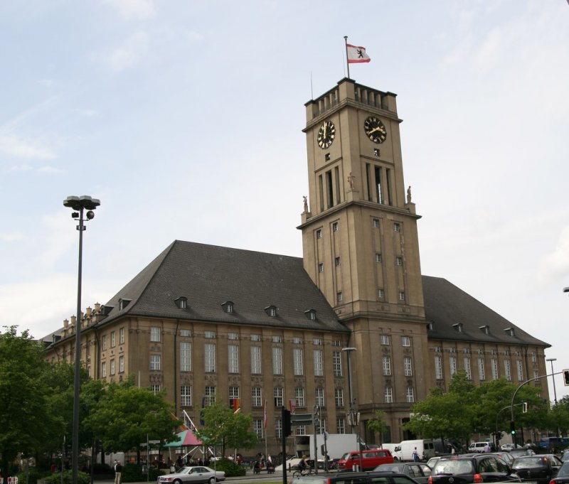 Rathaus Schneberg: Das Haus wurde 1914 von Jrgensen/Bachmann/Dbbers gebaut und besticht durch seinen 70m hohen stufenfrmig abgesetzten Turm. Die schlichte Putzfassade ist mit wenigen barocken Sandsteinelementen versetzt. Das Rathaus wurde nach dem Krieg verndert. Bis 1990 war es Sitz des OB von West-Berlin. Hier hielt Kennedy seine berhmte Rede- Schautafeln erinnern noch daran.   