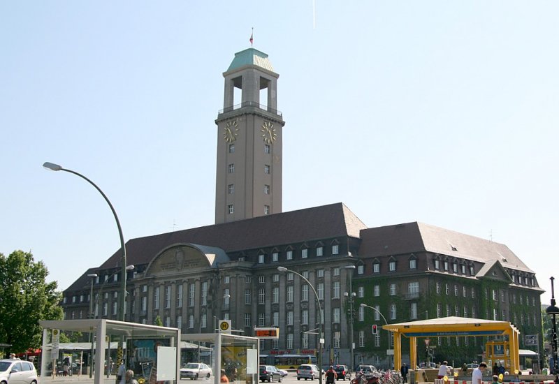 Rathaus Spandau: Dieses sehr mchtige Rathaus wurde 1910 erstellt und aber im Krieg schwer beschdigt. Der markante Turm erhielt so 1957 von Seidel einen neuen Abschluss. Die Fassade des Baus ist mit barocken Formen gestaltet. Die Hauptfront besticht durch einen bekrnten Mittelrisalit. Die Seitenflgel sind ein Stockwerk niedriger angelegt.