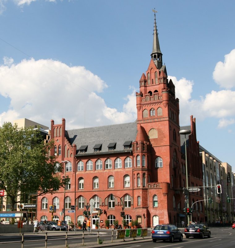 Rathaus Steglitz: Der Bau wurde von Reinhard/Suessenguth um 1897 erstellt und wurde mit roten Ziegeln verblendet.Der wuchtige Turm war frher ein wichtiges Requisit der Rathuser und macht auch hier das Gebude zu einem Blickfang. Die Fassade erinnert einmal mehr an mrkische Backsteingotik. Beachtenswert sind die vielen Erker, Zinnen und Trmchen,die das Haus verzieren.