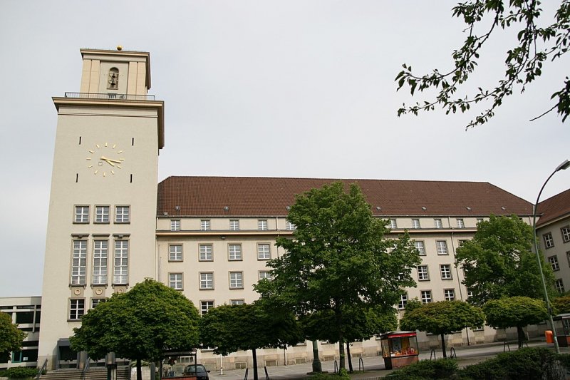 Rathaus Tempelhof: Am 20.April 1936 begann die Grundsteinlegung fuer das Rathaus in Tempelhof. Der parteilose Brgermeister wurde whrend seiner Rede von NSDAP,Wehrmachr und SA Verbnden begleitet womit die Nazis aussagen wollten, dass sie fr das Gebude verantwortlich zeichneten. Der Bau ist fr die Zeit recht schlicht und es fehlte bezeichnenderweise der Saal fr die Bezirksverortnetenversammlung (die kommunale Selbstverwaltung war von den Nazis abgeschafft worden).1969 wurde ein Erweiterungsbau von Kreuer dafr entworfen.