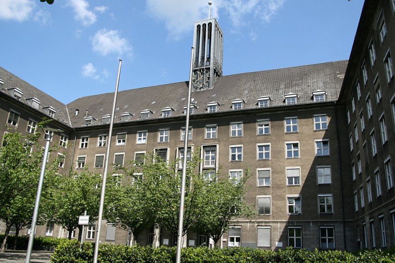 Rathaus Tiergarten: Von R.Ermisch 1935 entworfen, also zu einer Zeit wo statt Backstein Naturstein in Mode war. Deshalb hebt es sich auch von anderen, der Backsteingotik zugehrenden Rathusern ab.  Das Gebude hat einen Sitzungssaal der erst spter eingefgt wurde. 