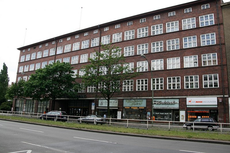 Rathaus Wedding: Dieses schlichte und unreprsentative Gebude (ohne einen stattlichen Turm) wurde um 1930 von Hellwig erbaut  und ist ein breites mit Klinkern verkleidetes Mauerwerksgebude. Durch sein fabrikartiges usseres unterscheidet es sich sehr von den anderen Rathusern Berlins. Auch ein aufwndiges Portal besitzt der Bau nicht. 1964 errichtete man daneben ein 12 geschossiges Hochhaus fr weitere Bros und die Abgeordneten.