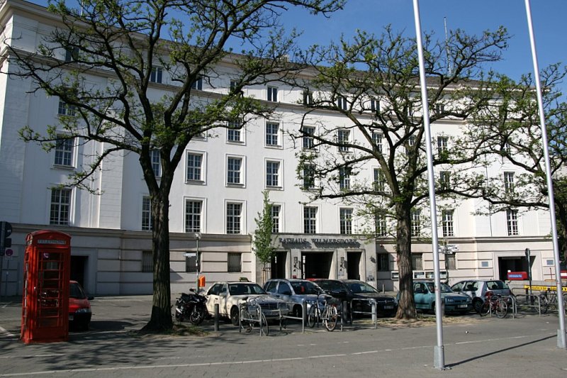 Rathaus Wilmersdorf: Das Rathaus ist heute im ehem. Verwaltungsgebude der DAF von 1943 untergebracht. Es wurde anders als die anderen Bauwerke am selben Platz erst erstellt als der Krieg schon ausgebrochen war und die Materialknappheit zu spren war. So ist das Bauwerk konventionell gemauert und verputzt und nicht mit Naturstein erbaut. 