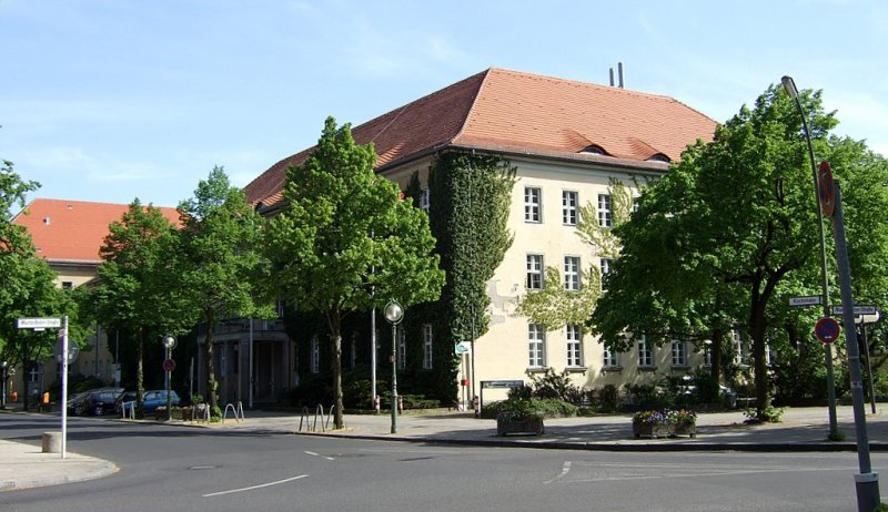 Rathaus Zehlendorf: 1926 von Siedler/Hebecker erbaut fllt das betont schlichte ussere des Hauses auf.Die Rauputzfassade ist einfach und ohne Schmuck gestaltet. Das 3geschossige Haus hat weder Turm noch Dachreiter noch Bauplastik. 