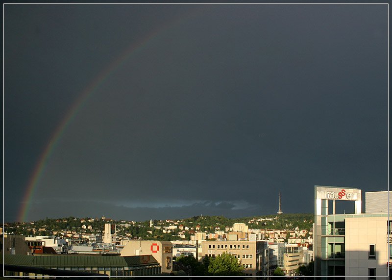 Regenbogen ber Stuttgart: Blick vom Rotebhlzentrum ber die Innenstadt zur Gnsheide und zum Frauenkopf. Links erkennbar der Rathausturm. 2.7.2007 (Matthias)