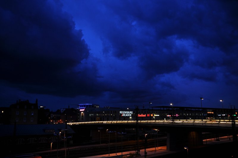 Regensburg am Abend, mit Blick auf Regensburger Arcaden am Hbf