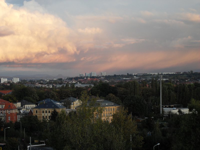 Regenwolken mit Regenbogenanfang