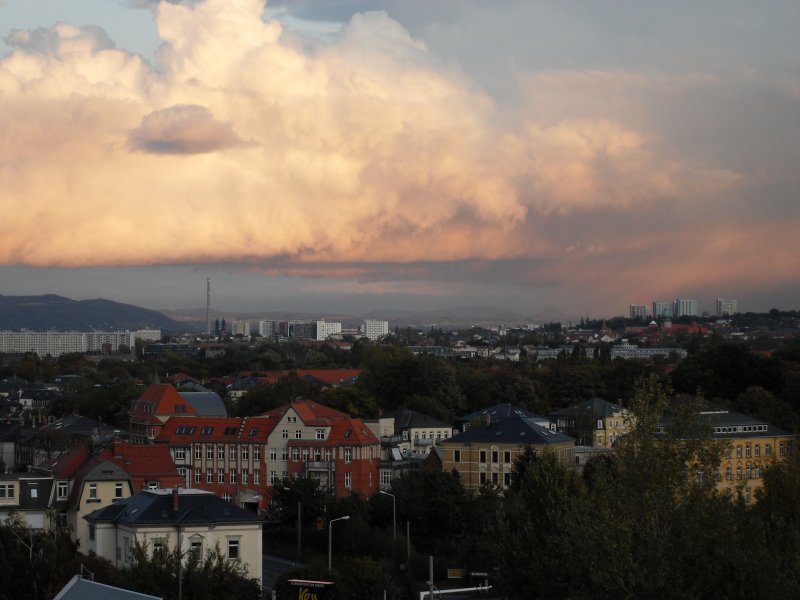 Regenwolken mit Regenbogenanfang