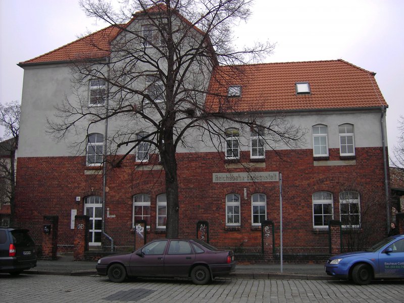 Reichsbahn-Badeanstalt, Gebude-Zustand 13.02.2008. Eine ehemalige Sozialeinrichtung welche es aus heutiger Sichtweise wohl nie wieder geben wird. 