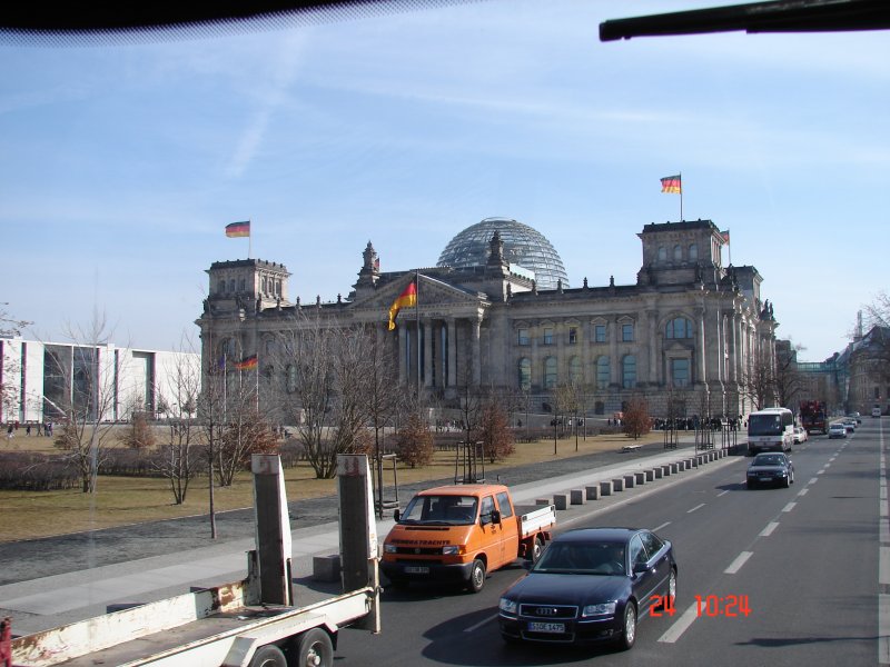 Reichstag/Bundestag in Berlin. Rechts gehts zum Brandenburger Tor und links zum Berliner Hbf