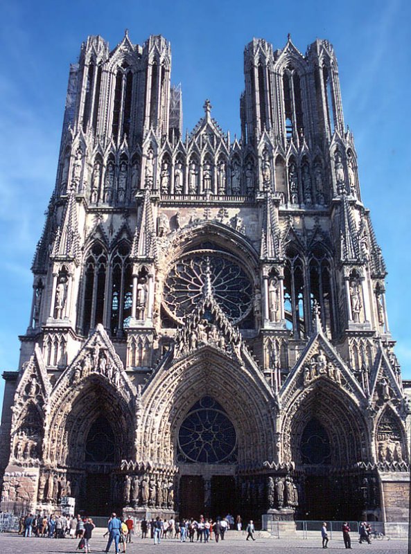 Reims, Kathedrale Notre Dame, Westfassade mit Rosenfenster sowie gedrungenen, unvollendeten Trmen, 82 m hoch. Bau ab 1211, hochgotisch. Krnungskirche der frz. Knige. Scan ab Dia, Okt. 1995
