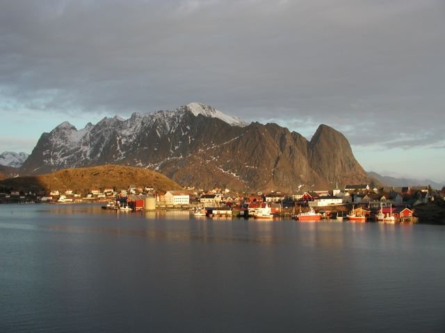 Reine liegt auf einer Halbinsel. im Hintergrund sieht man den Solbjrn, Lilanstinden und Rostadtindan. Die Berge ragen 672-700m aus dem Meer.