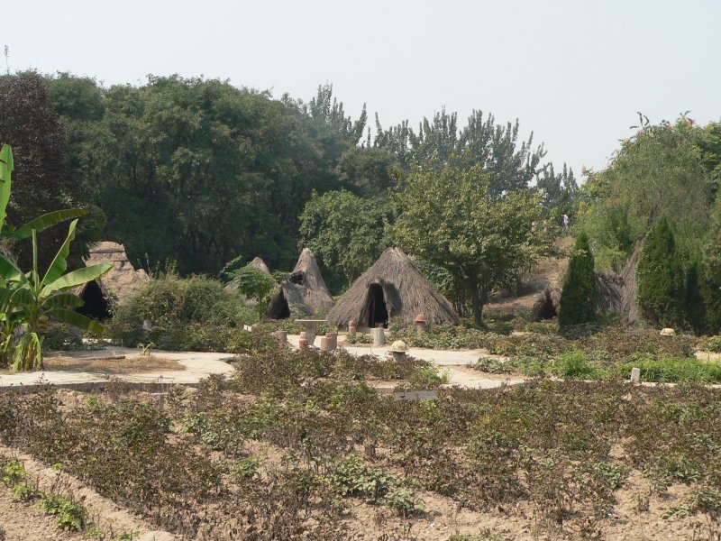 Rekonstruierte neolithische Siedlung. 09/2007