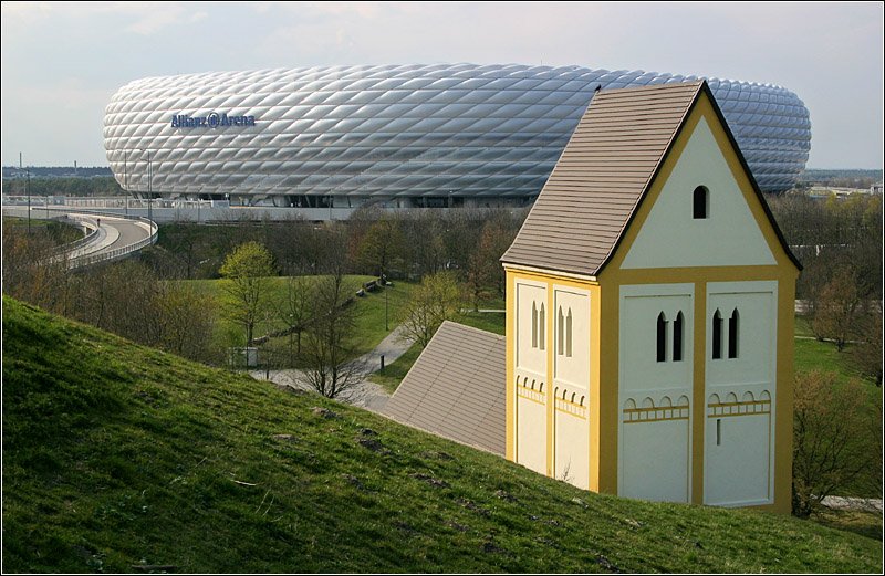 Religises Bayern - fuballbegeistertes Bayern: Kontrast in Mnchen-Frttmaning. 3.4.2007 (Matthias)