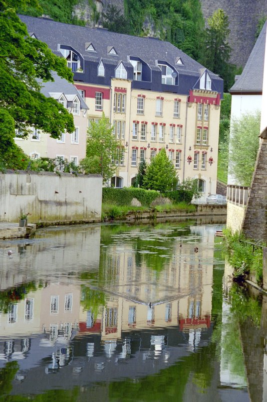 Renoviertes und zu Wohnungen umgebautes Fabrikgebude an der Alzette gelegen. Aufgenommen im Sommer 2003