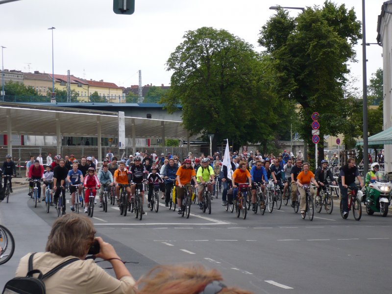 Respekt fr Radler! Etwa 250.000 Radfahrer fuhren heute die Fahrradsternfahrt, die an verschiedenen Treffpunkten in allen Bezirken begann und am Groen Stern im Tiergarten endete. Hier die Einfahrt in der Weitlingstrae (Bahnhof Lichtenberg). 3.6.2007