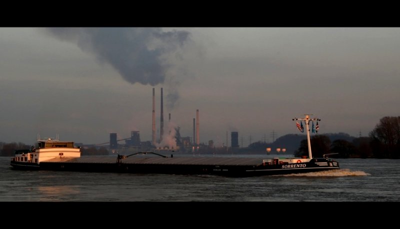 Rhein-Schifffahrt im Ruhrgebiet... Fotografiert vom Rheinufer Duisburg-Baerl flussabwrts Richtung DU-Bruckhausen.
Bei den Industrieanlagen drfte es sich um die Carbonaria Kokerei und Teile des Schwelgern-Werks von Thyssen Krupp halten.