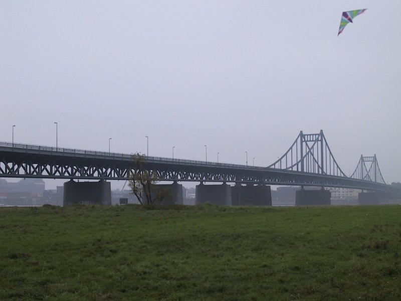 Rheinaue in Duisburg Mndelheim mit Blick auf die Krefelder Rheinbrcke - beliebte Wiesen zum Drachensteigen