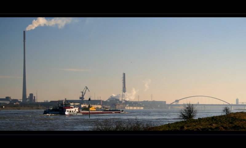 Rheinauen Duisburg-Homberg mit Blick auf die Industrie in Hochfeld. Rechts im Hintergrund ist die  Brcke der Solidaritt  zwischen Hochfeld und Rheinhausen zu sehen.