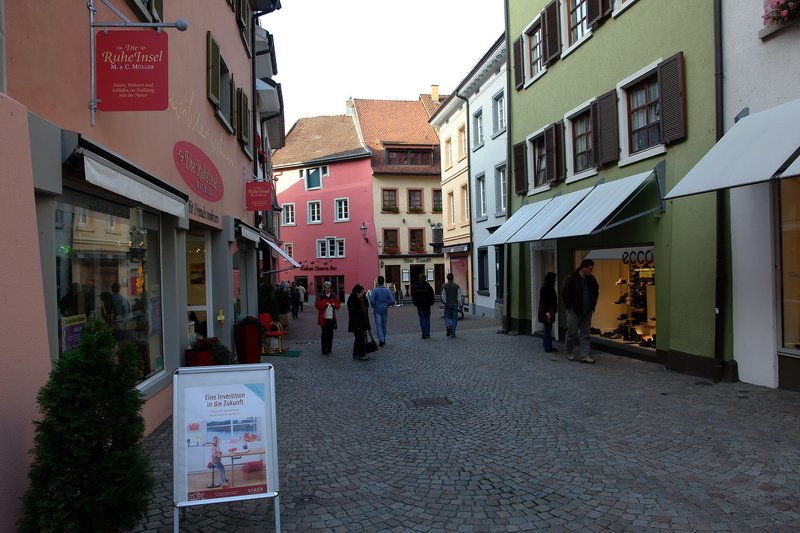 Rheinbrckstrae - Noch sind einige Leute am Samstagnachmittag in der schmucken Altstadt zum Einkaufen unterwegs. Aber Hektik kommt hier zum Glck niemals auf. 3.11.2007 