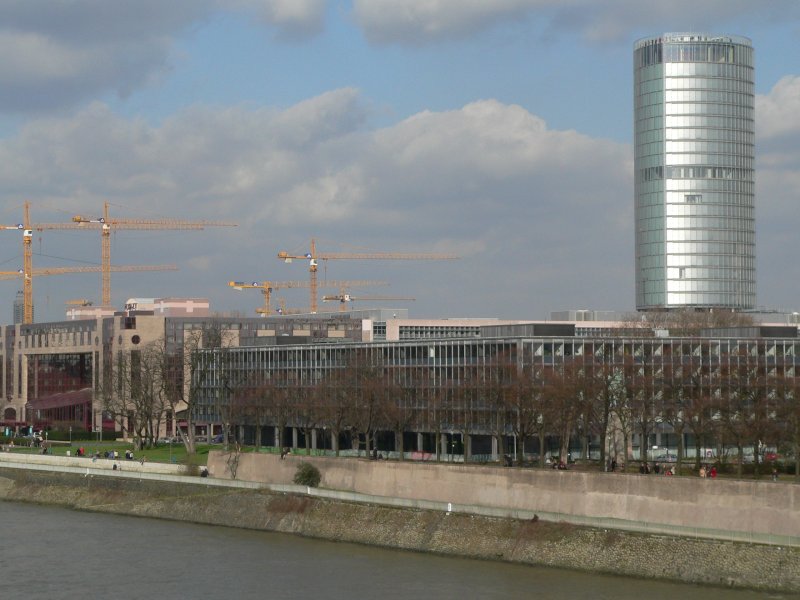 Rheinufer und Hochhaus mit Aussichtsplattform. 11.3.2007