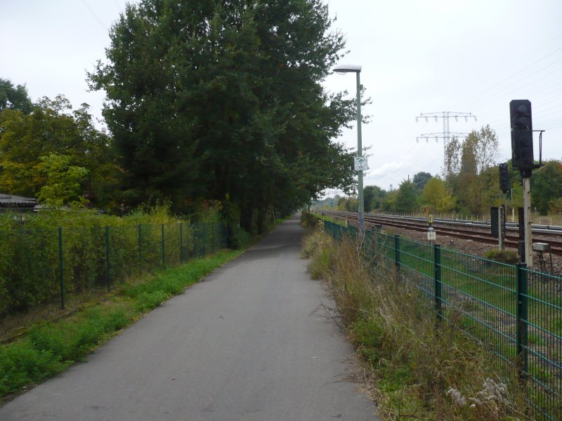 Richard-Kolkwitz-Weg in Berlin. Dieser Weg verläuft zwischen Biesdorf Süd und Tierpark parallel zur U5 und ist Teil des städtischen Fahrradroutennetzes. 6.10.2009