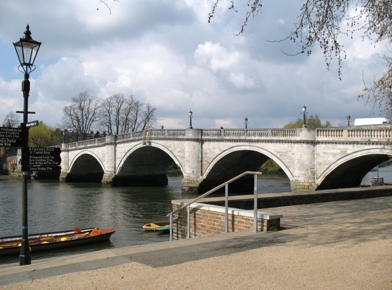Richmond - nur zwanzig Kilometer von London entfernt - vermittelt mit seinen Brcken und der Uferpromenade an der Themse ein kleinstdtisches Flair. 
(April 2008)
