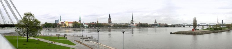 Riga 2005, auf Wunsch des Admin nun nhere Angaben: Panoramafoto von Riga ber den Fluss Dna.