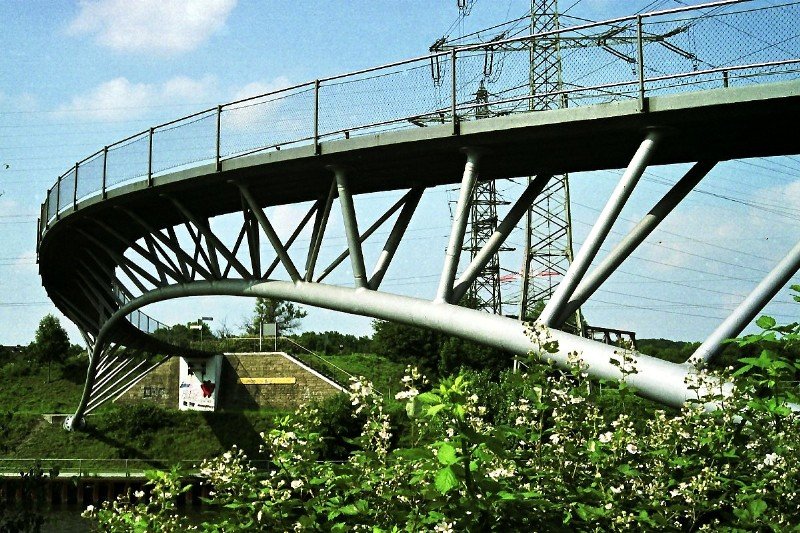 Ripshorster Brücke in Oberhausen (4. Juni 2007). Die halbkreisförmige Fahrbahn stützt sich gegen ein dreidimensional gebogenes Rohr ab.