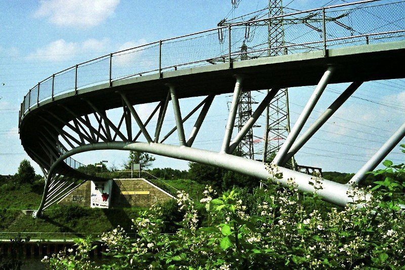 Ripshorster Brcke in Oberhausen (4. Juni 2007). Die halbkreisfrmige Fahrbahn sttzt sich gegen ein dreidimensional gebogenes Rohr ab.