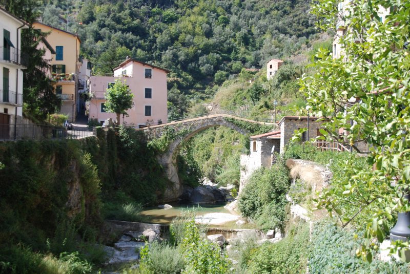 ROCCHETTA NERVINA (Provincia di Imperia), 08.09.2008, Blick auf das Flussbett des Torrente Barbaira