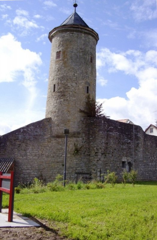 Rttingen/Tauber, Kreis Wrzburg. Um diese kleine Stadt an der Romantischen Strasse gibt es noch die Stadtmauer mit sieben erhaltenen Trmen. Das ist der Schneckenturm aus dem 14. Jh. .
Der Zugang zu den oberen beiden Geschossen war frher ber den jetzt nicht mehr vorhandenen Wehrgang. Ebenerdig gibt es aber einen Durchgang zum Haus Erbsengasse 9. 