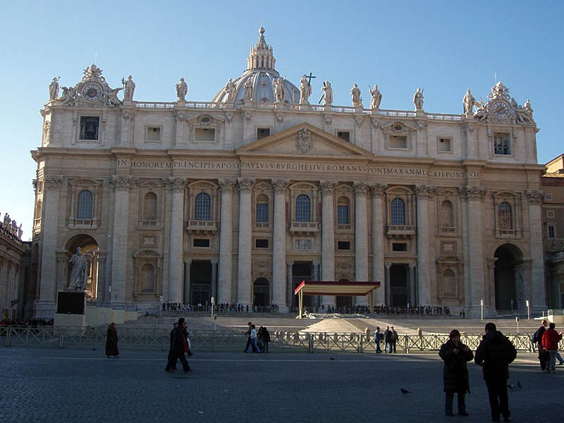 Rom, Petersdom. Hauptfassade vom Petersplatz aus gesehen, 30. Nov. 2003