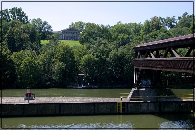 Rosensteinsteg und Schlo Rosenstein. In diesem Bereich soll eine neue viergleisige Bahnbrcke ber den Neckar gebaut werden. Der Holzsteg ist da auch im Weg und wird durch eine unter die Eisenbahnfahrbahn gehngte Fu- und Radwegebene ersetzt. 6.8.2007 (Matthias)