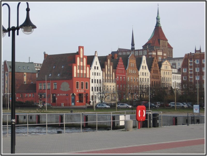 Rostock - Stadthafen mit Gibelsilouette der Wokrenter Str., das Haus mit dem rot-weien Gibel beherbegt die bekannte Hafenarbeiter und Seefahrerkneipe  Zur Kogge 