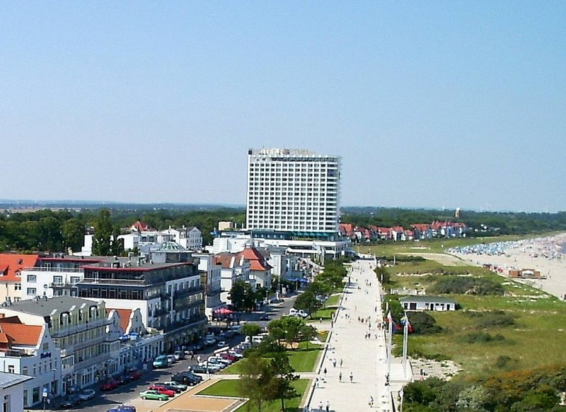 Rostock-Warnemnde, Blick vom Leuchtturm zum Hotel Neptun, 2004