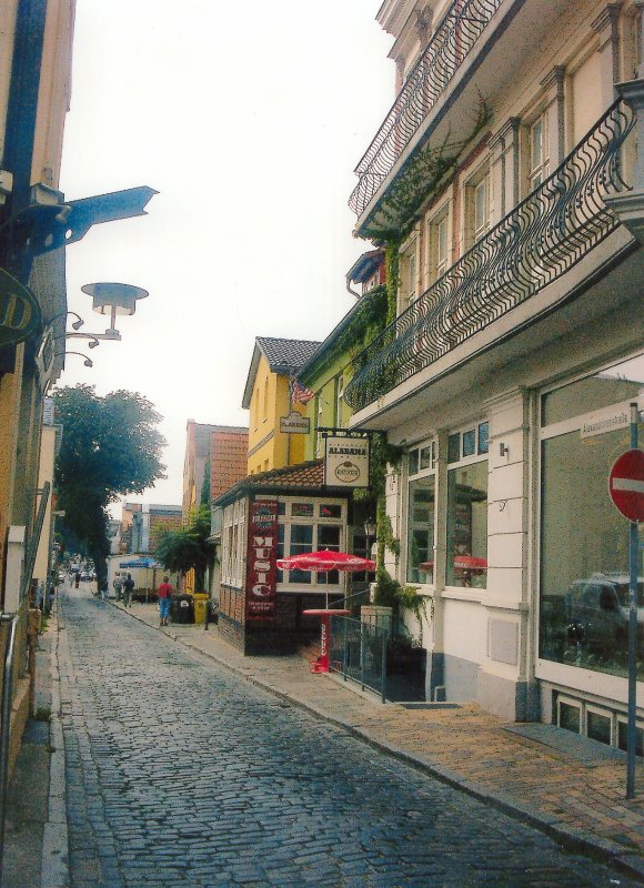 Rostock-Warnemnde, Strassenbild mit                          Pension, 2003