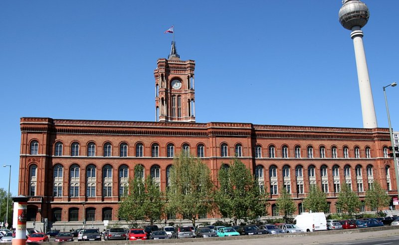 Rotes Rathaus: 1869 von Waesemann fertiggestellt als Neubau und Ersatz fr Nehrings Gebude. In der Mitte erhebt sich ein 97m hoher Turm, die Ecken sind verstrkt. Der Backsteinbau sieht eher aus wie ein italienischer Palast. Viele Relieffriese und andere Details verzieren den Bau.  Die Friese stellen Berliner Geschichte bis 1871 dar. Das Rathaus ist nach dem Krieg 1954 wieder aufgebaut worden - aussen in ursprnglicher Form.